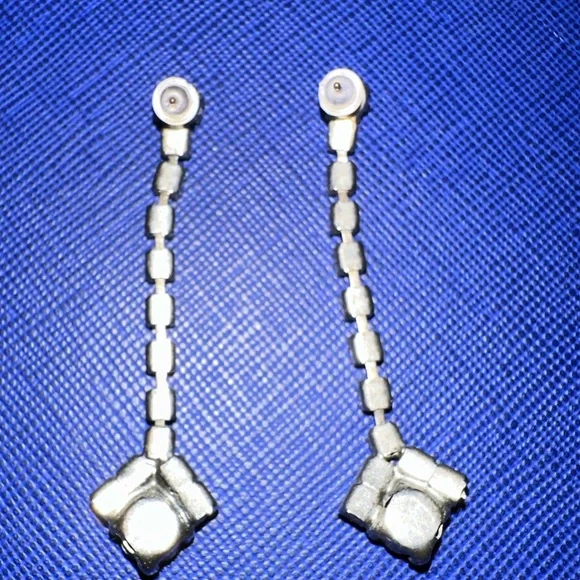 Vintage rhinestone ‘princess style’ 1 7/8” long earrings with black center stone - Picture 4 of 5